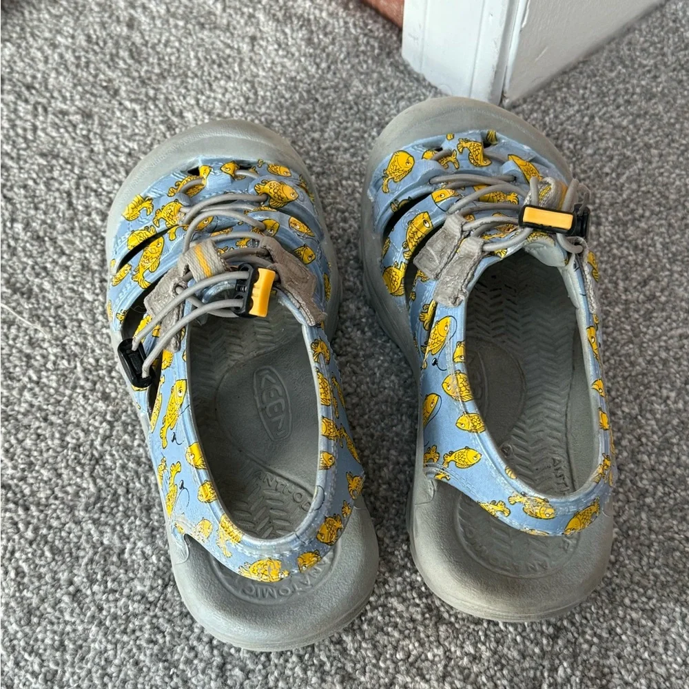 KEEN Youth sz 2 FISH SUNPORT Blue‎ Yellow Outdoor Beach Water Rubber